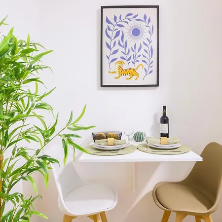 Comfortable Retreat Near Parc Monceau Lejlighed *